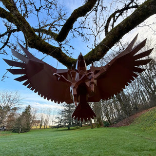 Sculpture d'art en acier d'un aigle peint en marron fabriquée par l'artiste Cyril Maire