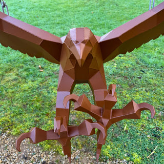 Sculpture d'art en acier d'un aigle peint en marron fabriquée par l'artiste Cyril Maire