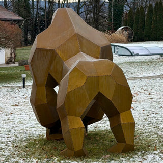 Sculpture d'art en acier d'un gorille en acier corten fabriquée par l'artiste Cyril Maire