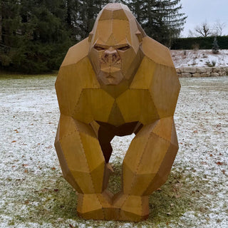 Sculpture d'art en acier d'un gorille en acier corten fabriquée par l'artiste Cyril Maire