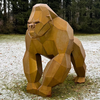 Sculpture d'art en acier d'un gorille en acier corten fabriquée par l'artiste Cyril Maire