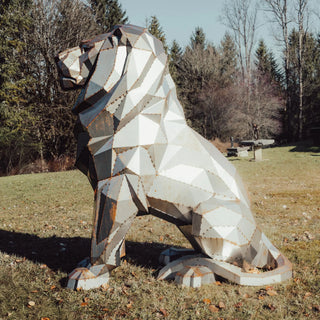 Sculpture en métal d'un lion de 180cm de haut fabriquée par l'artiste Cyril Maire, cette statue de lion XXL est destinée en extérieur