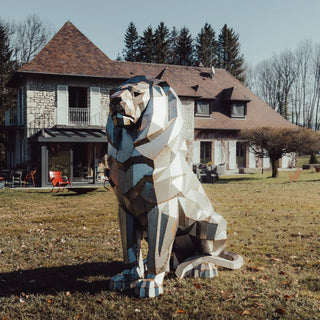 Sculpture en métal d'un lion de 180cm de haut fabriquée par l'artiste Cyril Maire, cette statue de lion XXL est destinée en extérieur