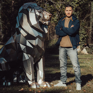 Sculpture en métal d'un lion de 180cm de haut fabriquée par l'artiste Cyril Maire, cette statue de lion XXL est destinée en extérieur