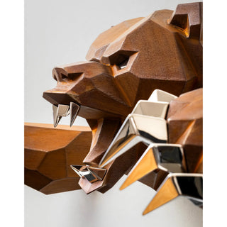 Sculpture murale d'une tête d'ours en métal avec ses deux bras qui sortent du mur fabriquée par l'artiste Cyril Maire, cette sculpture est fabriquée en acier corten et les yeux, les dents et les griffes de l'ours sont en inox brillant