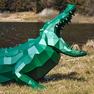 Sculpture, statue d'un alligator de taille réelle, fabriquée en métal par l'artiste par Cyril Maire