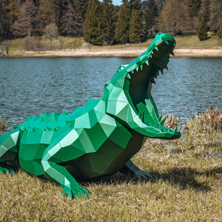 Sculpture, statue d'un alligator de taille réelle, fabriquée en métal par l'artiste par Cyril Maire