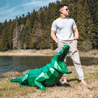 Sculpture, statue d'un alligator de taille réelle, fabriquée en métal par l'artiste par Cyril Maire
