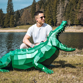 Sculpture, statue d'un alligator de taille réelle, fabriquée en métal par l'artiste par Cyril Maire