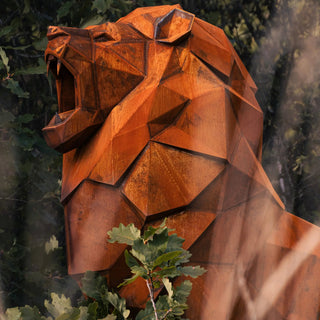 Sculpture d'un lion en acier corten réalisée par l'artiste Cyril Maire