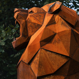 Sculpture d'un lion en acier corten réalisée par l'artiste Cyril Maire