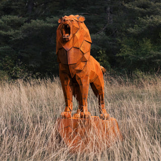 Sculpture d'un lion en acier corten réalisée par l'artiste Cyril Maire