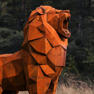 Sculpture d'un lion en acier corten réalisée par l'artiste Cyril Maire