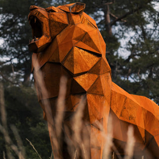 Sculpture d'un lion en acier corten réalisée par l'artiste Cyril Maire