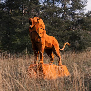 Sculpture d'un lion en acier corten réalisée par l'artiste Cyril Maire