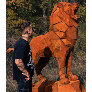 Sculpture d'un lion en acier corten réalisée par l'artiste Cyril Maire