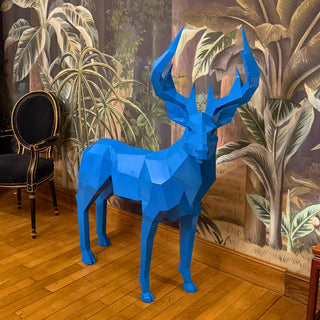 Sculpture d'un cerf en métal, statue d'un cerf de couleur bleue