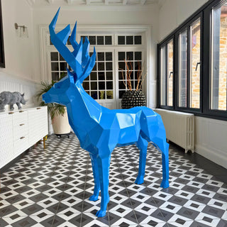 Sculpture d'art en acier d'un cerf peint en bleu fabriquée par l'artiste Cyril Maire