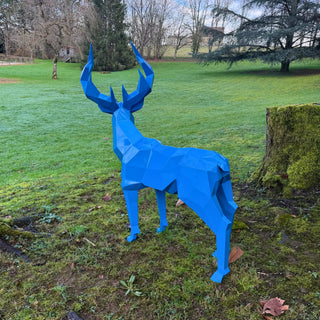 Sculpture d'art en acier d'un cerf peint en bleu fabriquée par l'artiste Cyril Maire