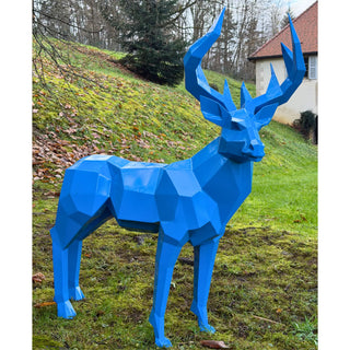 Sculpture d'art en acier d'un cerf peint en bleu fabriquée par l'artiste Cyril Maire