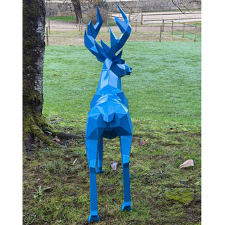 Sculpture d'art en acier d'un cerf peint en bleu fabriquée par l'artiste Cyril Maire