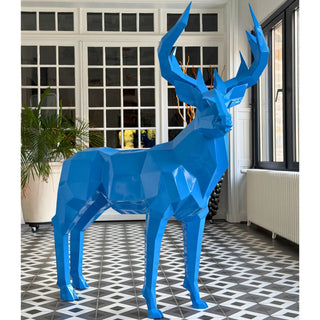 Sculpture d'art en acier d'un cerf peint en bleu fabriquée par l'artiste Cyril Maire