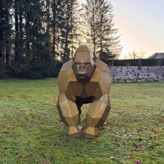 Sculpture d'art en acier d'un gorille en acier corten fabriquée par l'artiste Cyril Maire