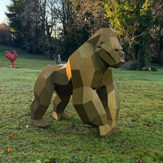 Sculpture d'art en acier d'un gorille en acier corten fabriquée par l'artiste Cyril Maire