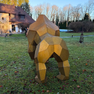 Sculpture d'art en acier d'un gorille en acier corten fabriquée par l'artiste Cyril Maire