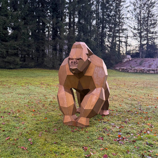 Sculpture d'art en acier d'un gorille en acier corten fabriquée par l'artiste Cyril Maire