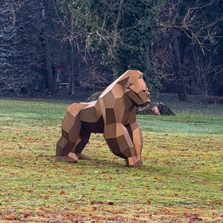 Sculpture d'art en acier d'un gorille en acier corten fabriquée par l'artiste Cyril Maire