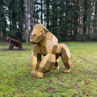 Sculpture d'art en acier d'un gorille en acier corten fabriquée par l'artiste Cyril Maire