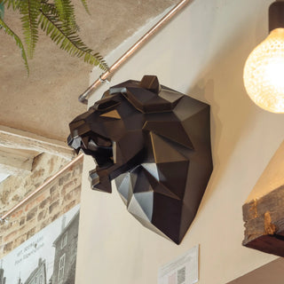Tête de lion en métal, sculpture murale d'une tête de lion métallique et peinte en noire fabriquée par Cyril Maire