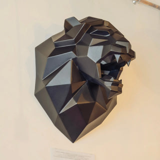 Tête de lion en métal, sculpture murale d'une tête de lion métallique et peinte en noire fabriquée par Cyril Maire