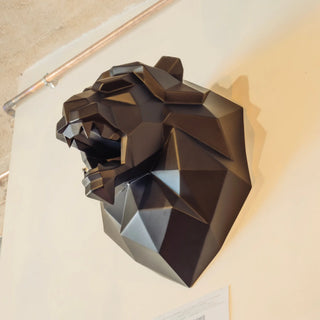 Tête de lion en métal, sculpture murale d'une tête de lion métallique et peinte en noire fabriquée par Cyril Maire