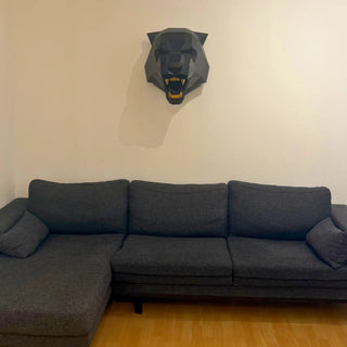 Sculpture d'une tête de tigre fabriquée en acier par l'artiste Cyril Maire, cette tête de tigre est peinte en noir et les dents en dorées.