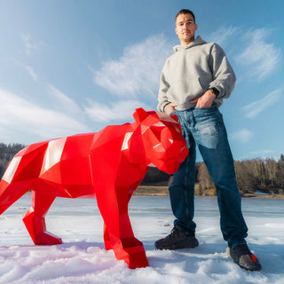 Sculpture, statue d'un tigre en métal fabriquée en acier et peinte en rouge.