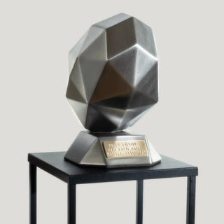 Sculpture d'un trophée ballon de rugby en métal fabriqué par l'artiste Cyril Maire
