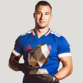 Sculpture d'un trophée ballon de rugby en métal fabriqué par l'artiste Cyril Maire