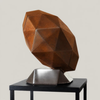 Sculpture d'un trophée ballon de rugby en acier corten fabriqué par l'artiste Cyril Maire