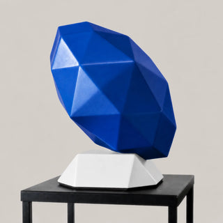 Sculpture d'un trophée ballon de rugby en métal peint en bleu et blanc fabriqué par l'artiste Cyril Maire
