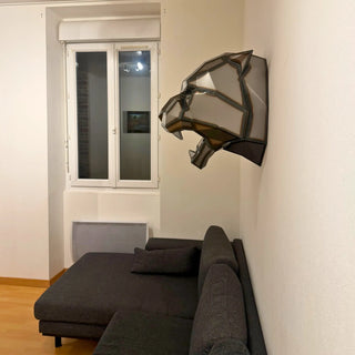 Sculpture d'une tête de tigre en acier qui décore un salon