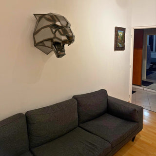 Sculpture d'une tête de tigre en acier qui décore un salon