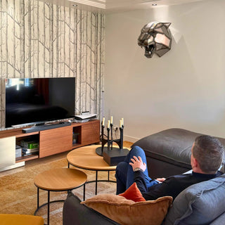 Une sculpture d'une tête de tigre en acier fixée sur un mur